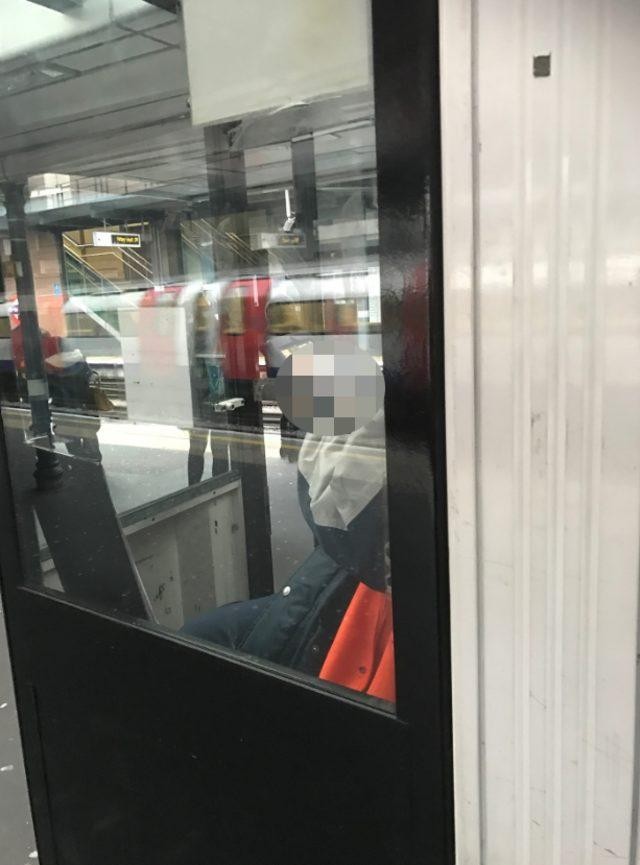 Metroda BİABIRÇILIQ: İşçi porno filmə baxarkən ifşa olundu- Foto